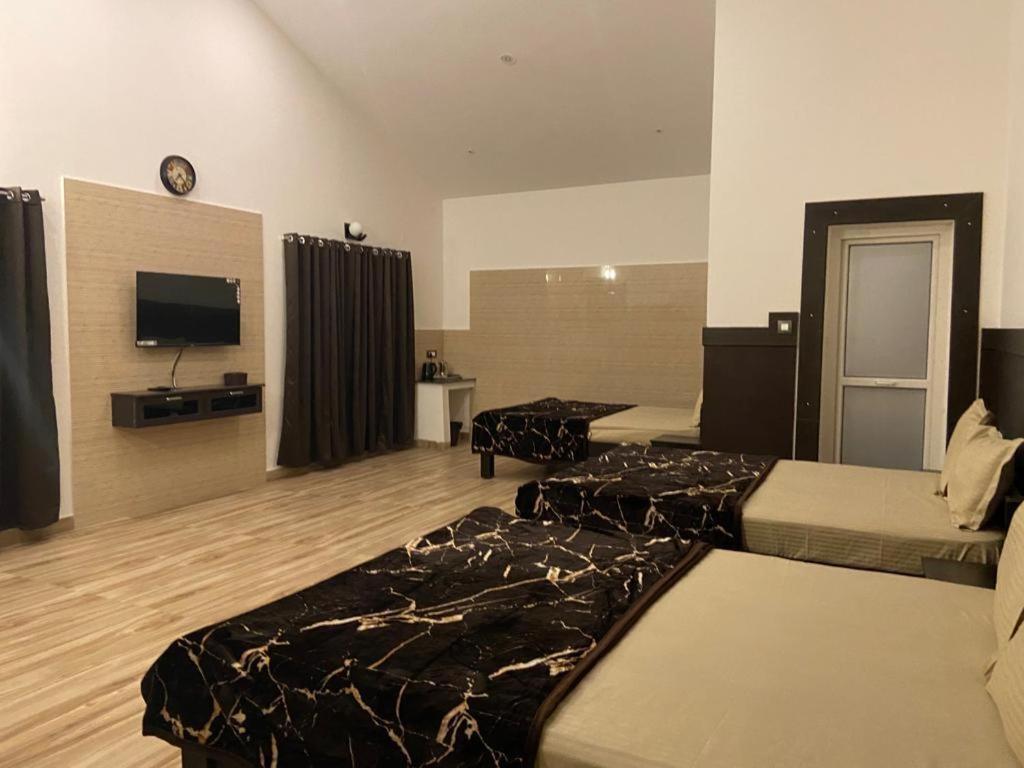 Rr Holiday Inn Kodaikanal Eksteriør bilde